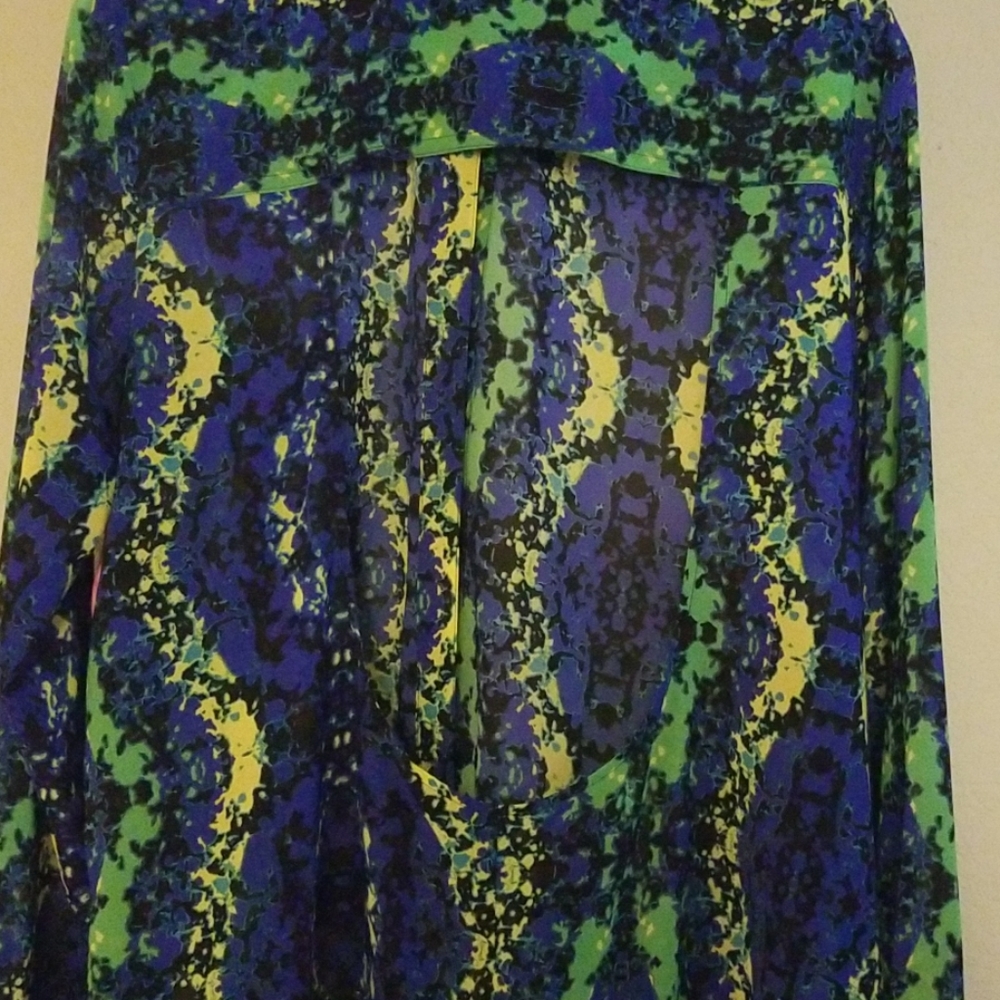 Beautiful XL cut out back blouse. - Picture 3 of 4